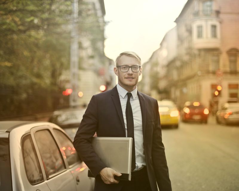 Spokojený člověk odchází z práce včas a s úsměvem